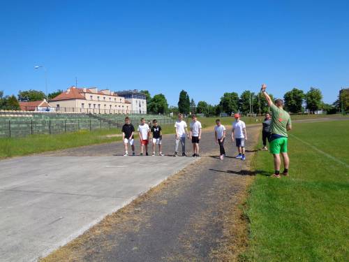 Start uczestników. Chłopcy ustawieni na linii startowej na stadionie miejskim.